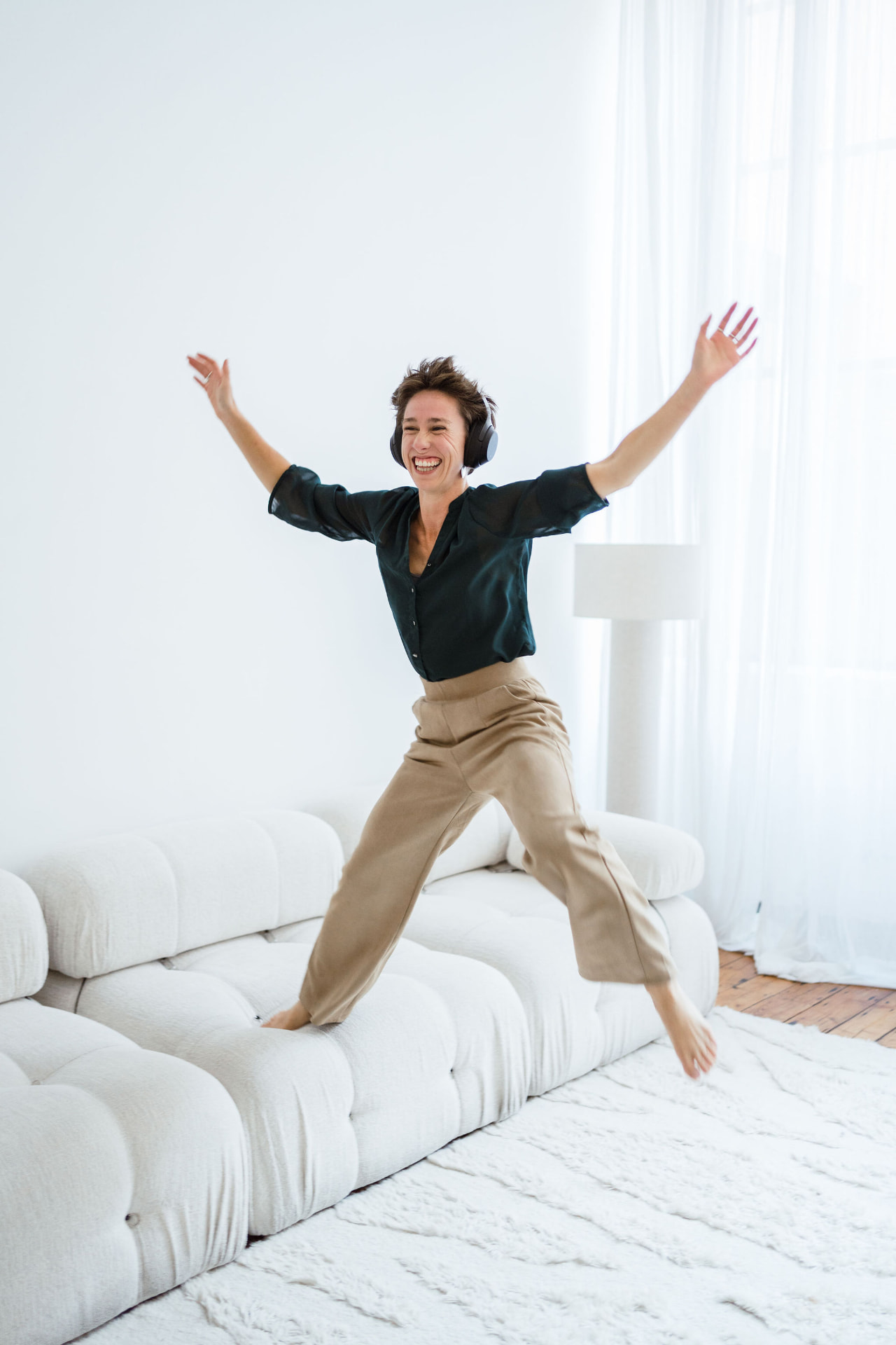 Silke danst lachend op de zetel