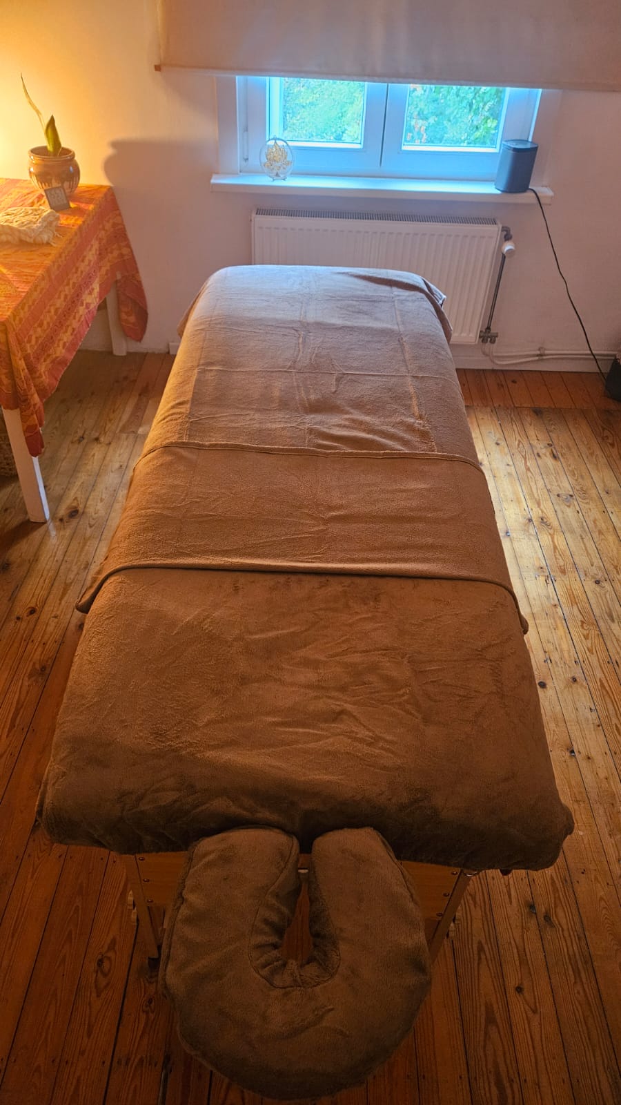 Een warme massagetafel in de praktijkruimte